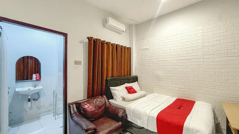 RedDoorz near Siloam Hospital Mataram
