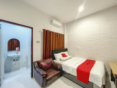 RedDoorz near Siloam Hospital Mataram Hotels in West Lombok Regency