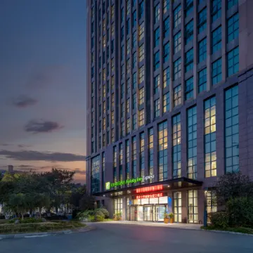 Holiday Inn Express CHONGQING UNIVERSITY TOWN by IHG Отели рядом с достопримечательностью «Chongqing Shapingba Meilixi Street Pedestrian Street»