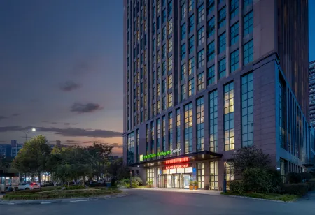 Holiday Inn Express Chongqing University Отели рядом с достопримечательностью «Chongqing University of Posts and Telecommunications (University City Teaching Area)»