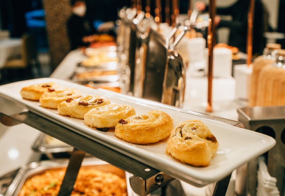 4. 홀리데이 인 익..