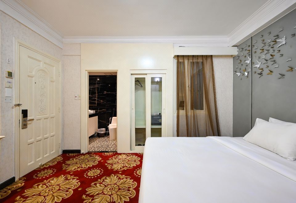 California Hotel Saigon & Rooftop Pool