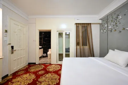 California Hotel Saigon & Rooftop Pool