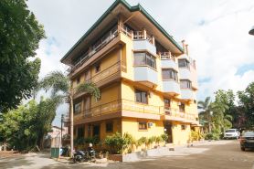 RedDoorz @ Farm Side Hotel Laoag City