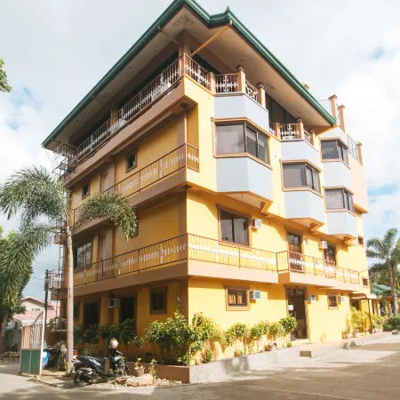 RedDoorz @ Farm Side Hotel Laoag City