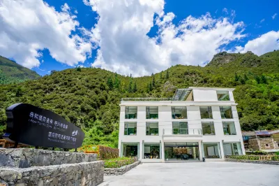 Pillow Mountain Qigu Private Soup Homestay (Li Xiaolu Branch) Hotel di Xiaojin