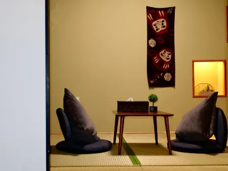 Villa, 3bd/2ba, 4 min walk to station, 2 min tram to Namba/Shinsaibashi, direct airport , max 8ppl
