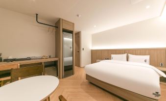 Hound Hotel Jeonju Deokjin