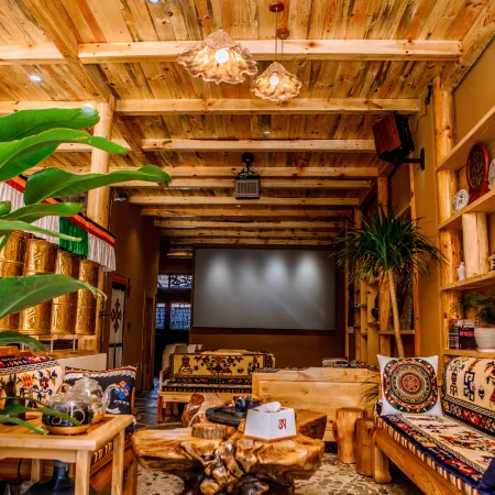 Huize Qianhe Cinema Homestay