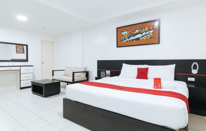 RedDoorz Plus @ Evangelista Street Makati