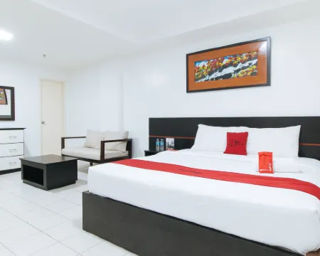 RedDoorz Plus @ Evangelista Street Makati โรงแรมในมาคาติ