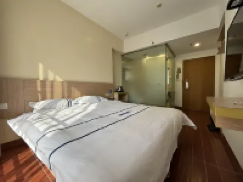 Blue Whale Esports Hotel (Laibin Zhenghe Pedestrian Street Branch)