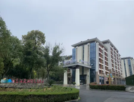 Xianning Banshanli Wellness Hot Spring Hotel (Sanjing Forest Hot Spring Resort Area) Отели рядом с достопримечательностью «Taiyi Statue of God»