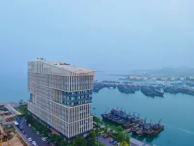 青島尚品麗灣海景飯店（吾悅廣場澎湃島店） 積米崖港附近的飯店
