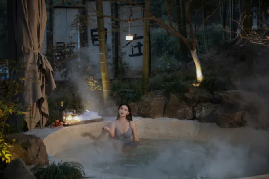 Yuanwu·TOWU Hot Spring Designer Meisu (Anji Yunshang Grassland Store) Hotel berhampiran Dazhuhai Tourist Area of China