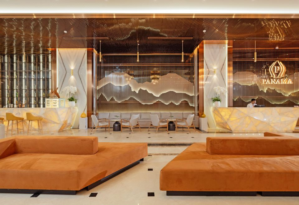 파나마 나트랑 호텔의 객실 내 침대와 전망 이미지