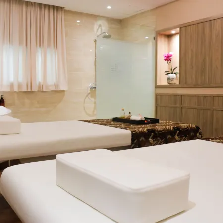 Hotel GranDhika Iskandarsyah Отели рядом с достопримечательностью «Блок М»