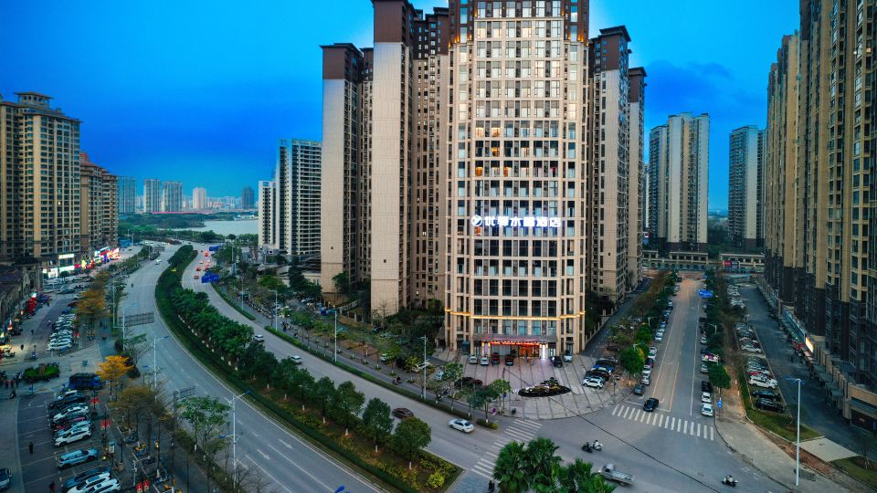 Youyi Crystal Hotel (Qinzhou Baishi Lake Park Branch)