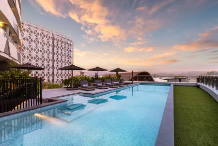 Hilton Port Moresby Hotel & Residences Отели рядом с достопримечательностью «Университет Папуа-Новая Гвинея»