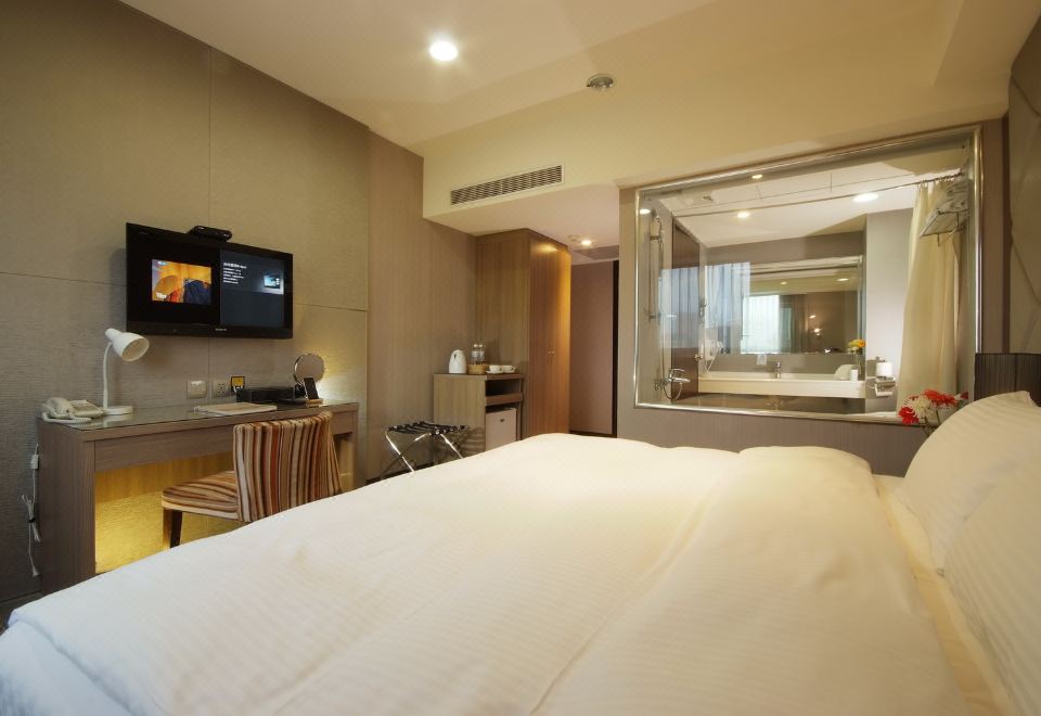 THE METRO HOTEL Thumbnail 2