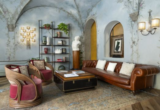 더 제임스 스위트 호텔의 고급스러운 외관