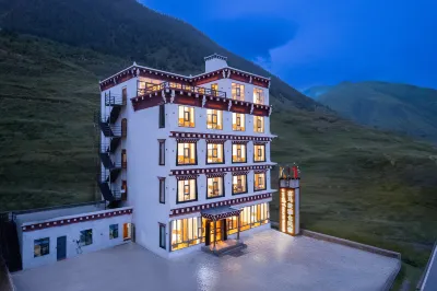 Himalayan Tsang Inn Hotels near Zunsheng White Tower