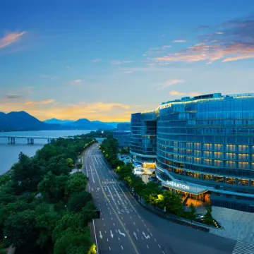 Sheraton Hangzhou Fuyang Hotels near Fuyang Railway Station