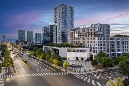 Four Seasons Huatong Hotel (Tonglu City Center Branch) Отели рядом с достопримечательностью «Hangzhou Technician Institute»