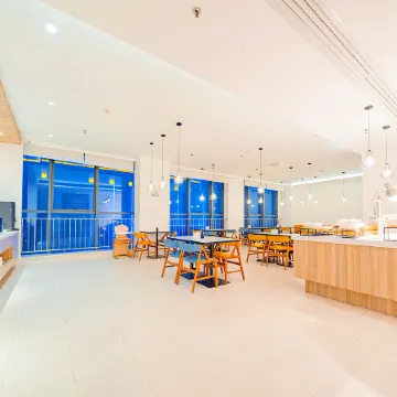 HanTing Premium Hotel (Xi'an Western Avenue Industrial Park) Отели рядом с достопримечательностью «Xi'an Jiaotong University No.1 Affiliated Hospital Chang'an Hospital»