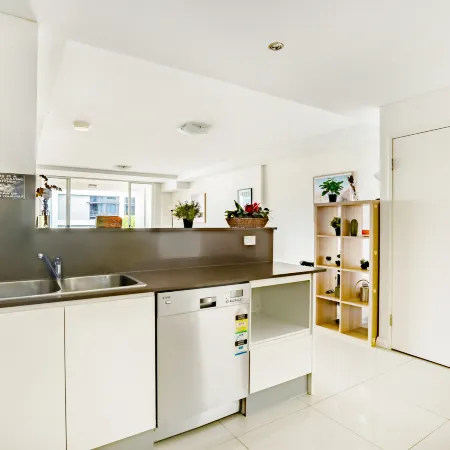 Central Mascot 2BR Apartment – Steps to Transit & Shops