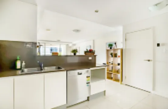 Bright 2BR Apartment in Mascot – Balcony & Convenient Transport