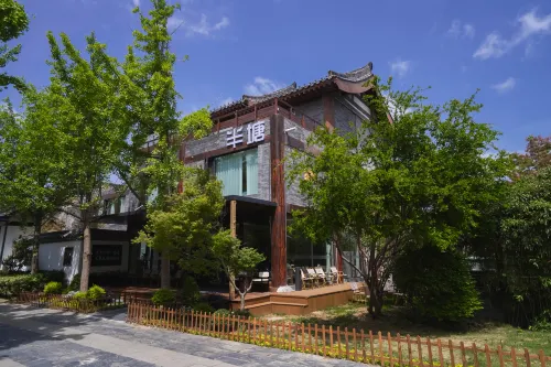 Bantang Homestay (Kaifeng Millennium City Park Wansui Mountain Martial Arts City)