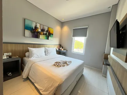 Front One Hotel Gresik - parking