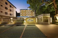 Under the Olive Tree · Infinity Pool Holiday Homestay - 3-Star