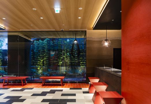 더 비 아사쿠사의 깔끔한 객실과 독립형 샤워부스