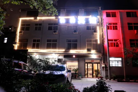 Xin'anhewan Hotel Отели рядом с достопримечательностью «Luoyang Vocational College of Science and Technology (Hexi Campus)»