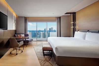 エグゼクティブ マリーナベイ キングルーム(バルコニー付き) - 高層階/ラウンジアクセス スイソテル ザ スタンフォードの写真
