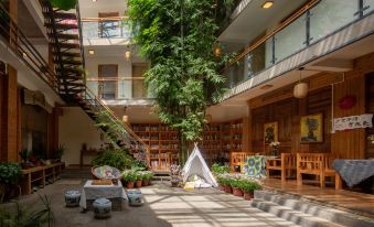 Lishang · Lumière Matinale | Golden Peaks Glow in Snow | Snow Mountain View Resort Homestay