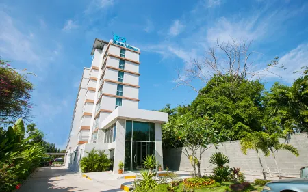 B2 Sea View Pattaya Boutique & Budget Hotel Отели рядом с достопримечательностью «Legend Siam Pattaya»