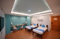 Arzo Hotel Premier Hotels near AMA Computer College, Makati Campus