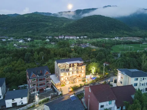 Tonglu Qingcheng Time Homestay (OMG Heartbeat Paradise Store)