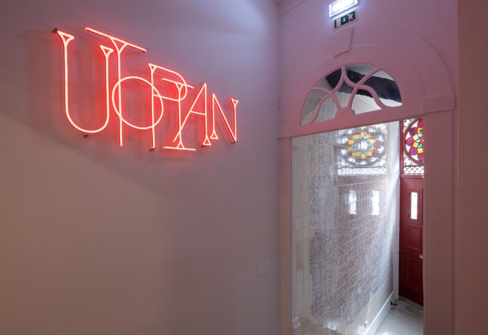 포르투의 활기찬 중심가 이미지