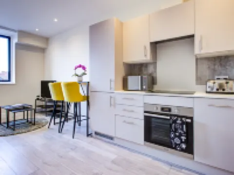 Hybrid Resi - Cheam, Sutton Near Wimbledon with Onsite Car Parking Hotels in Sutton