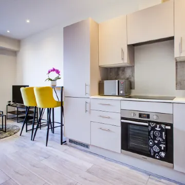 Hybrid Resi - Cheam, Sutton Near Wimbledon with Onsite Car Parking