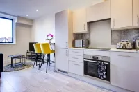 Hybrid Resi - Cheam, Sutton Near Wimbledon with Onsite Car Parking Hotels in Sutton