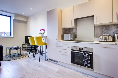 Hybrid Resi - Cheam, Sutton Near Wimbledon with Onsite Car Parking