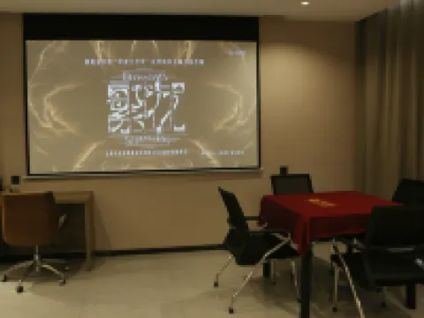 โรงแรม IU สาขา เหลียงเฉิง อูลานกับ โรงแรมในเหลียงเฉิง