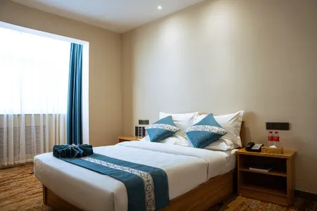 Yuzhong Longshan Hotel (New World Shopping Mall) Отели рядом с достопримечательностью «Center Square»