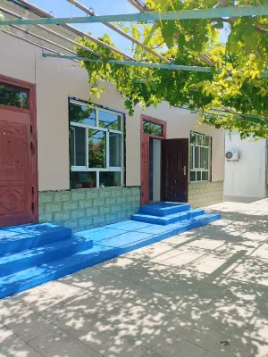 Meeting by chance in a rural courtyard homestay