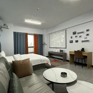 Baiyue Movie-viewing Light Luxury Boutique Stay (Jinhui Plaza Fat Donglai)